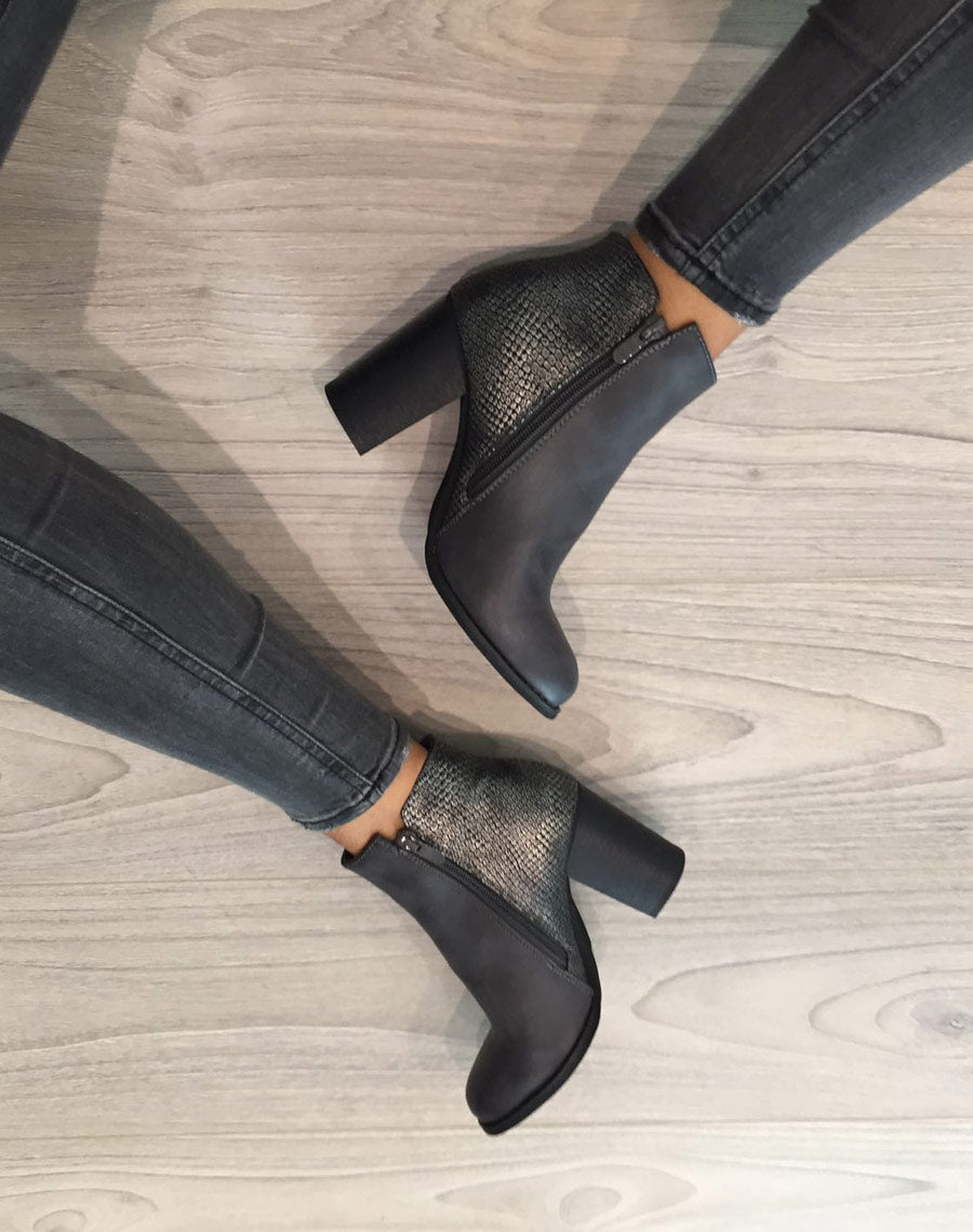 Bottines à talons grises avec motifs python