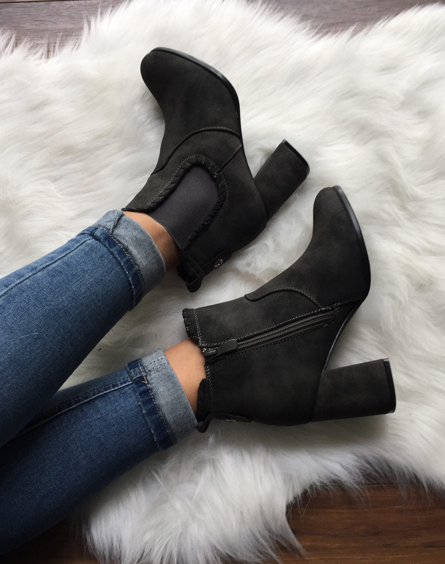 Bottines à talons grises en suédine et détails torsadés