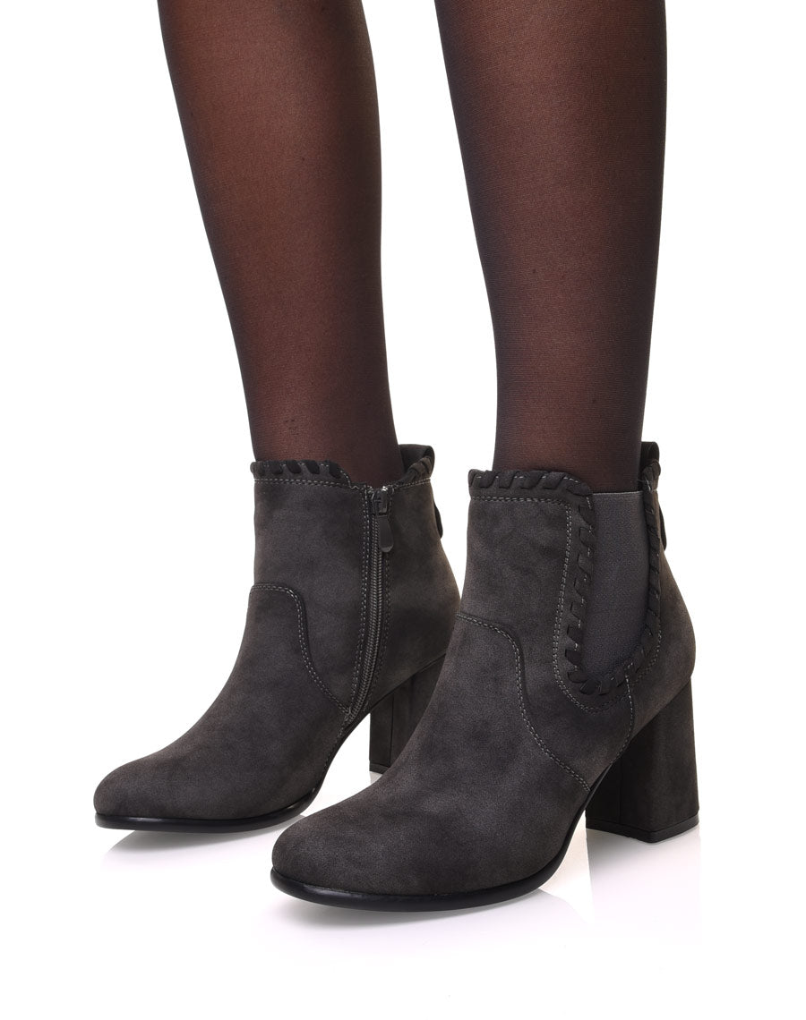 Bottines à talons grises en suédine et détails torsadés