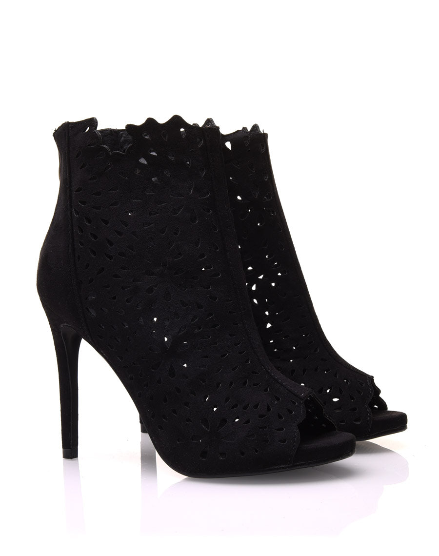 Bottines à talons noires ajourées en suédine