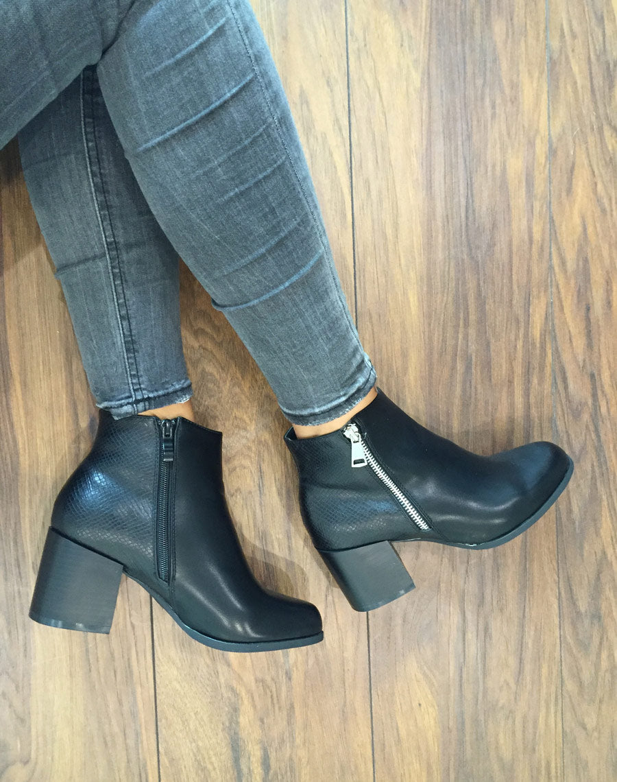 Bottines à talons noires avec fermeture & motifs python