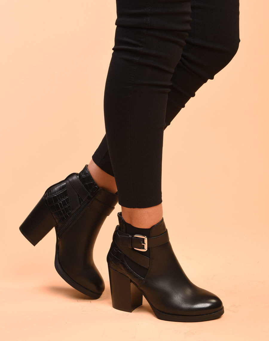 Bottines à talons noires avec lanière et détail crocodile