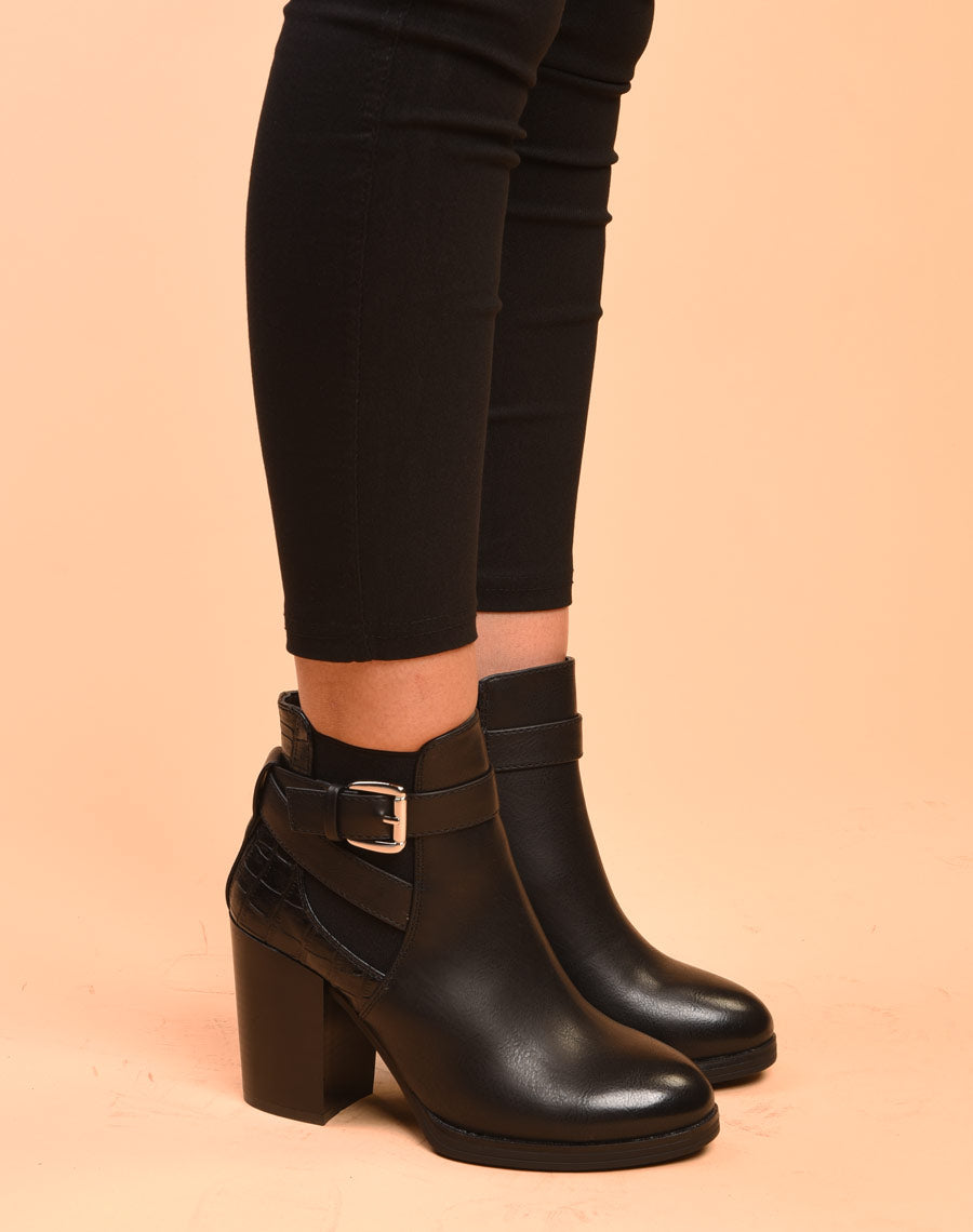 Bottines à talons noires avec lanière et détail crocodile