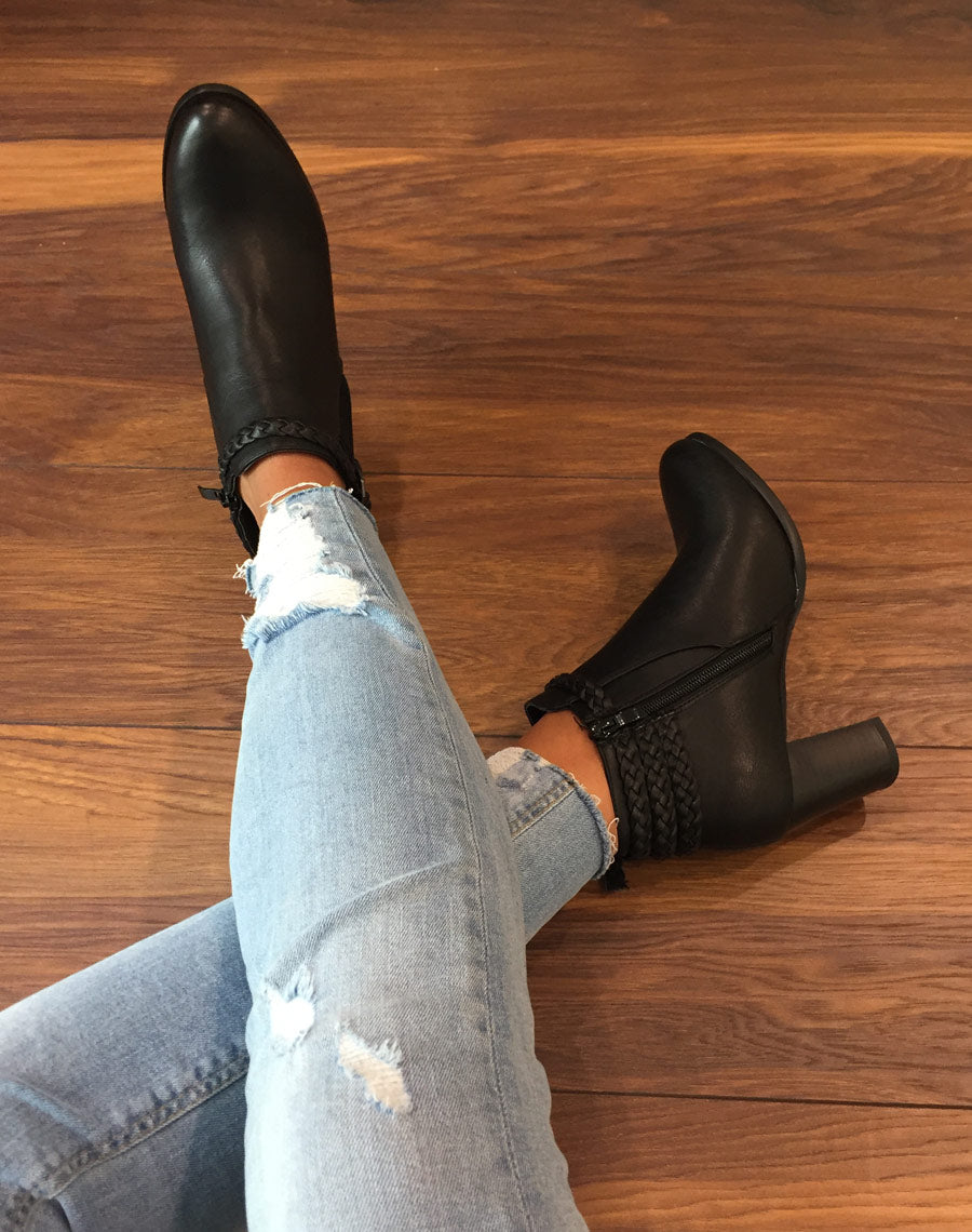 Bottines à talons noires avec lanières tressées
