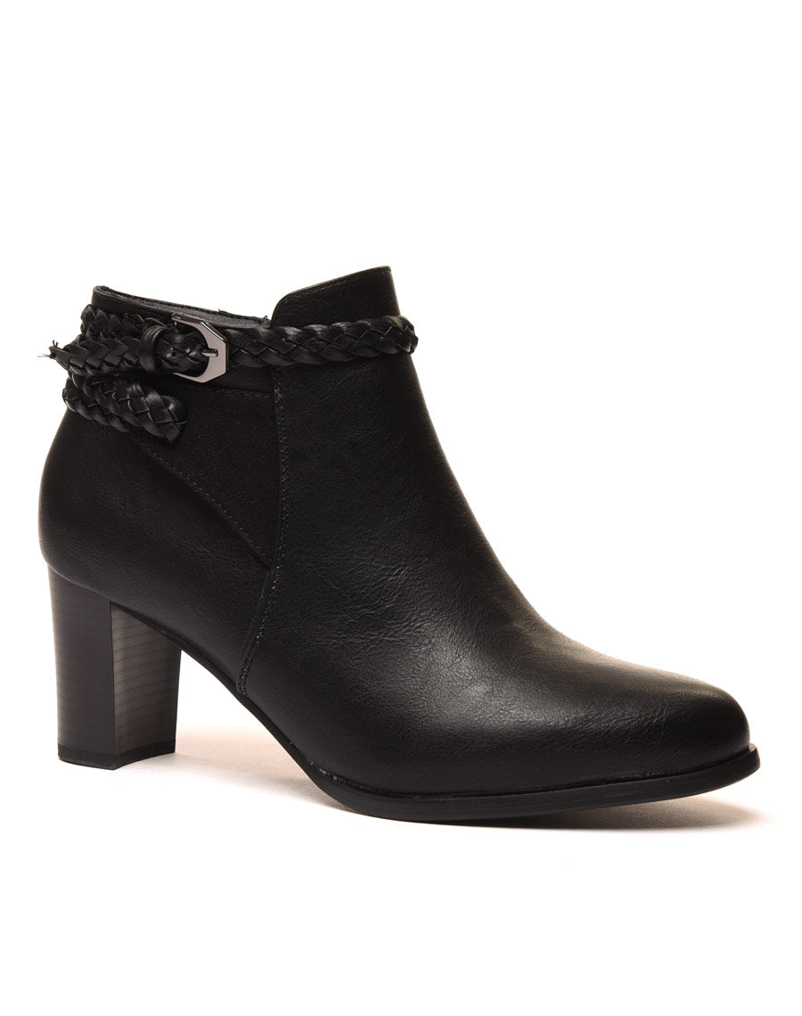 Bottines à talons noires avec lanières tressées