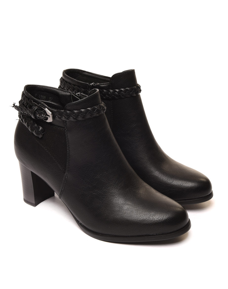Bottines à talons noires avec lanières tressées