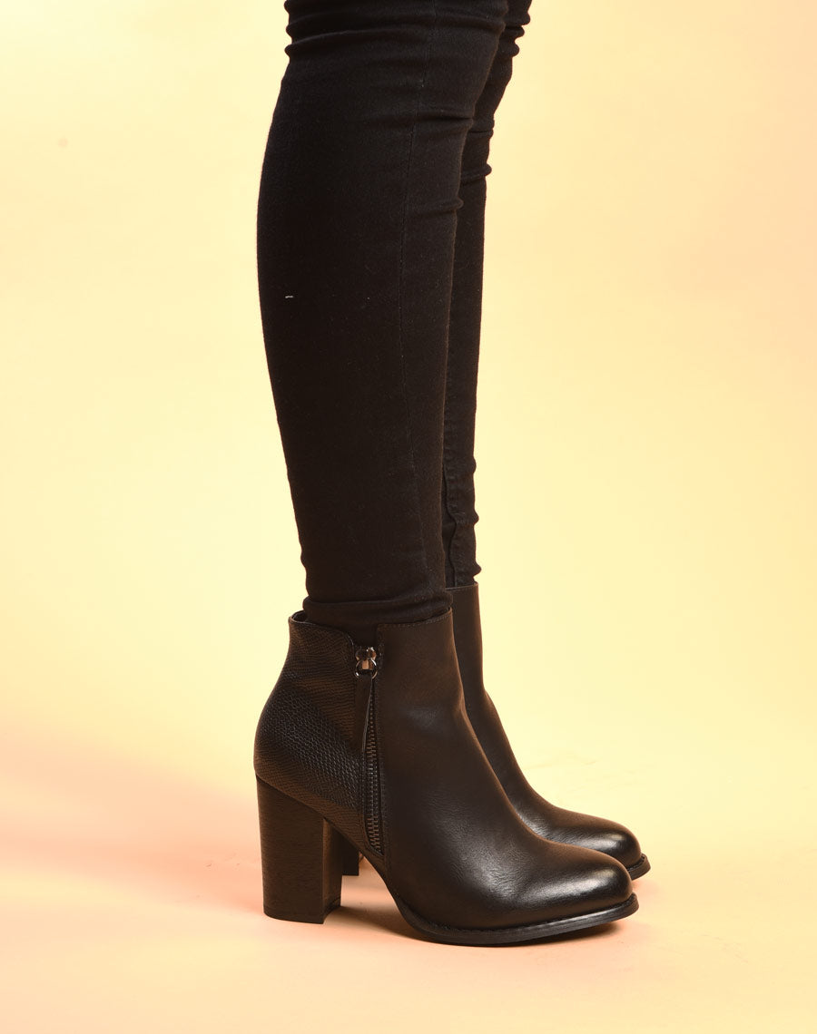 Bottines à talons noires avec motifs python