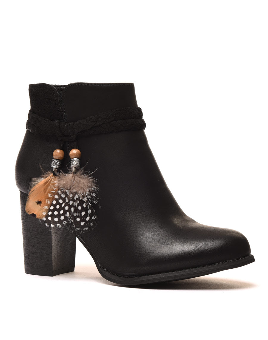 Bottines à talons noires avec plumes