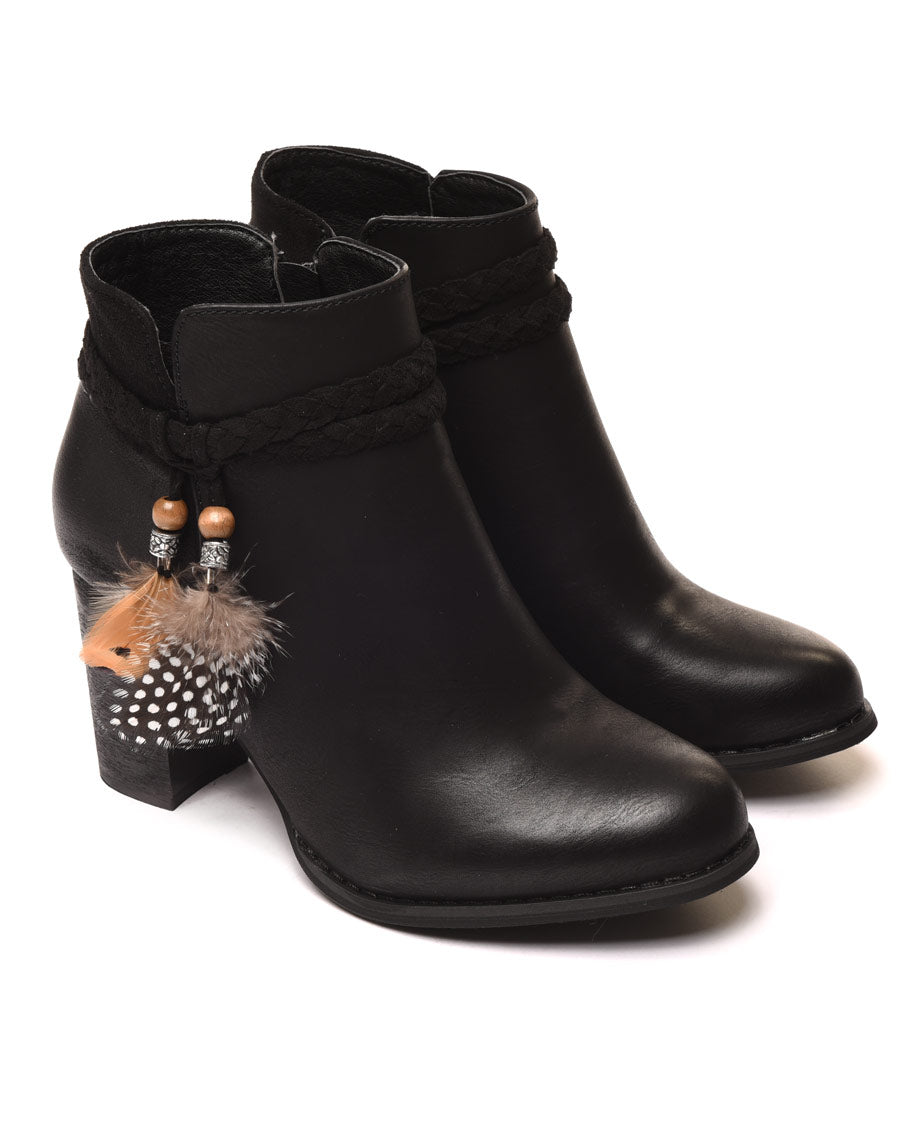 Bottines à talons noires avec plumes