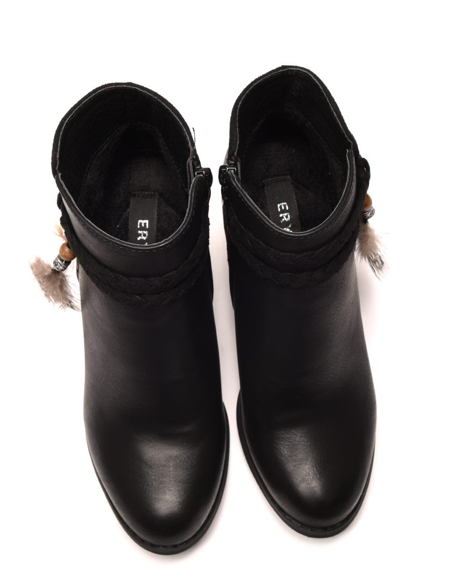 Bottines à talons noires avec plumes