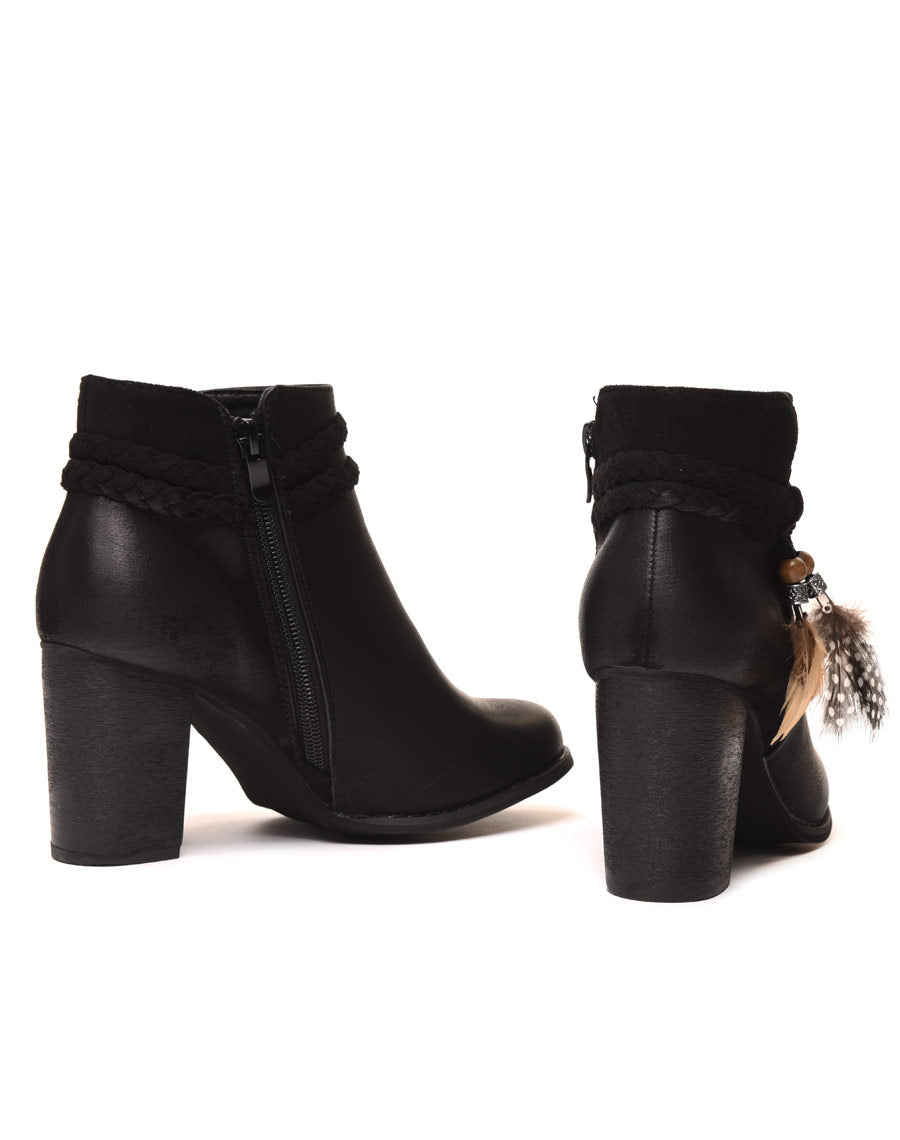 Bottines à talons noires avec plumes