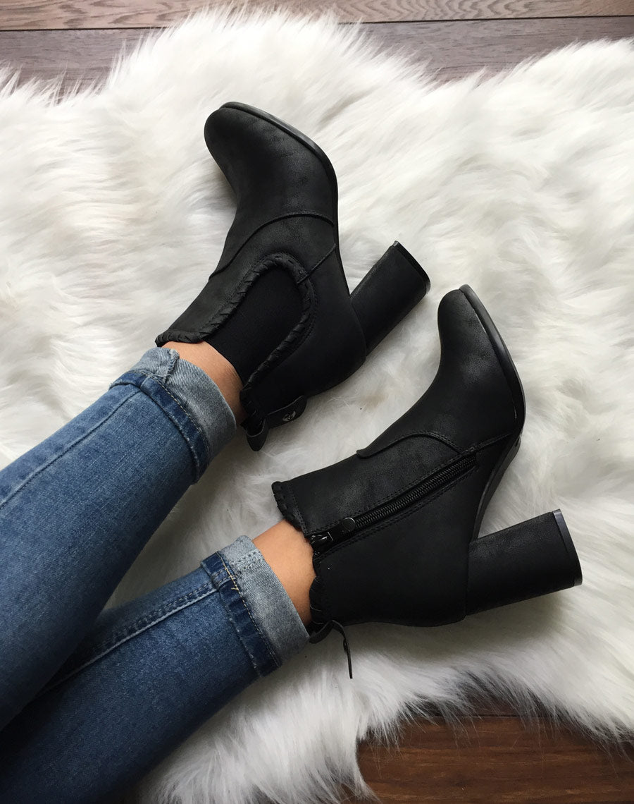 Bottines à talons noires en suédine et détails torsadés