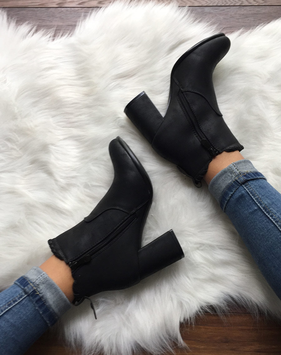 Bottines à talons noires en suédine et détails torsadés