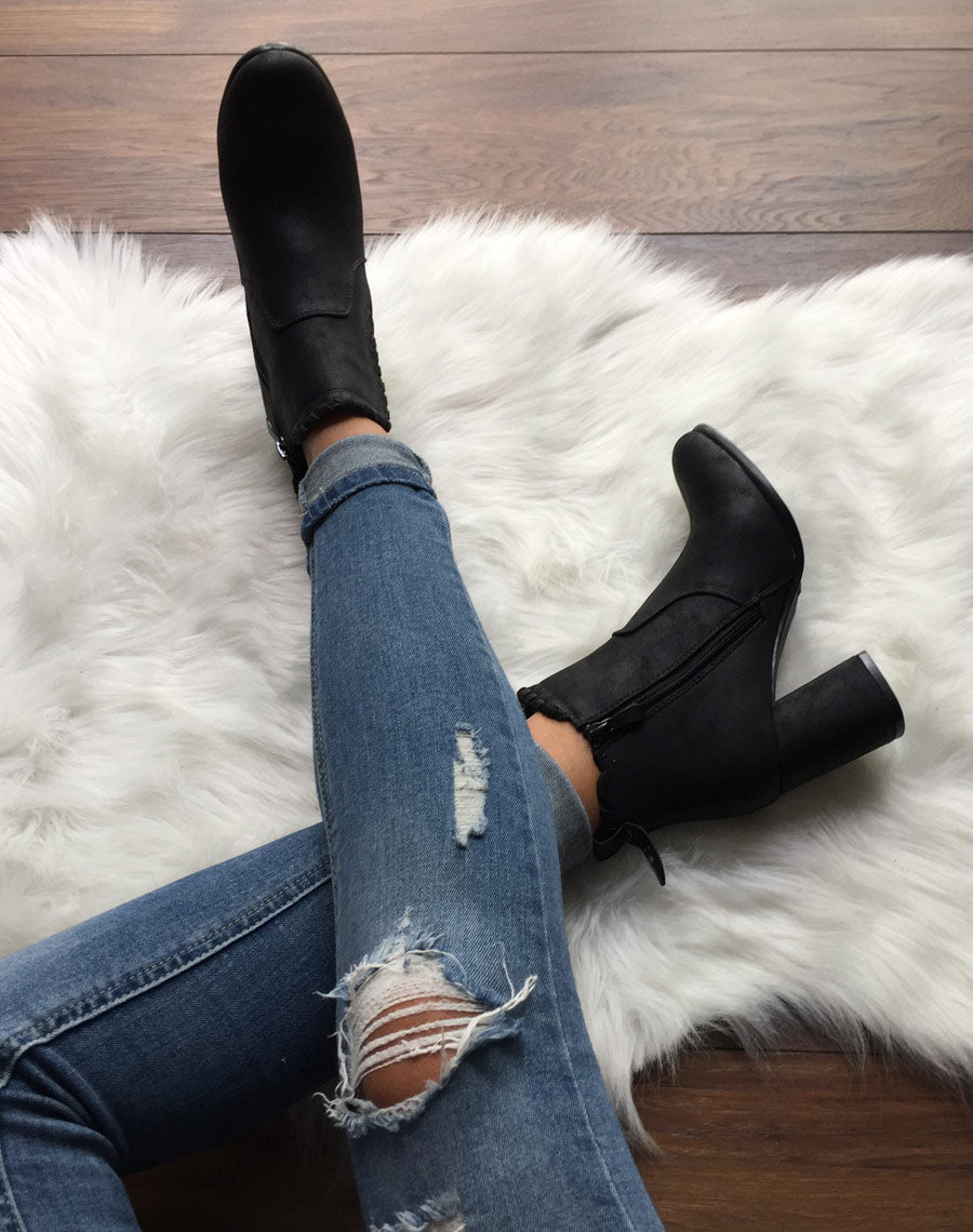 Bottines à talons noires en suédine et détails torsadés