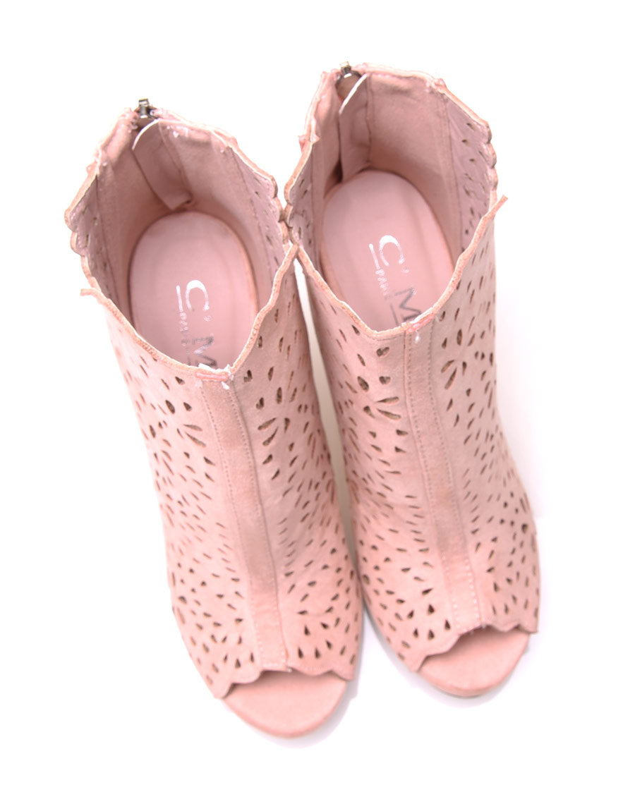 Bottines à talons rose pâles ajourées en suédine