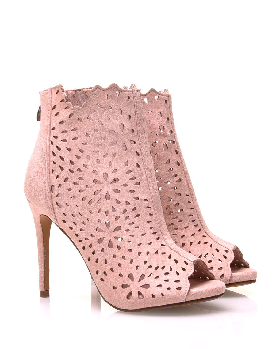 Bottines à talons rose pâles ajourées en suédine