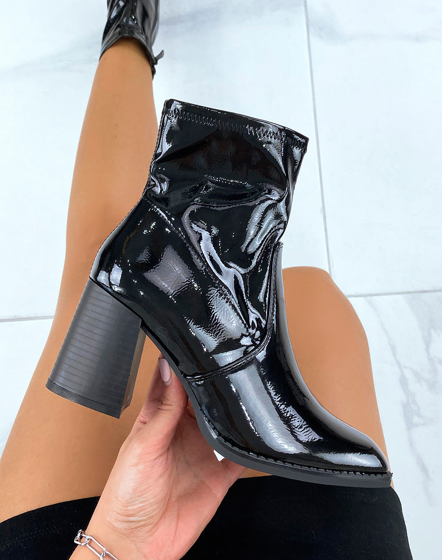 Bottines à talons vernies noires et à bout carré