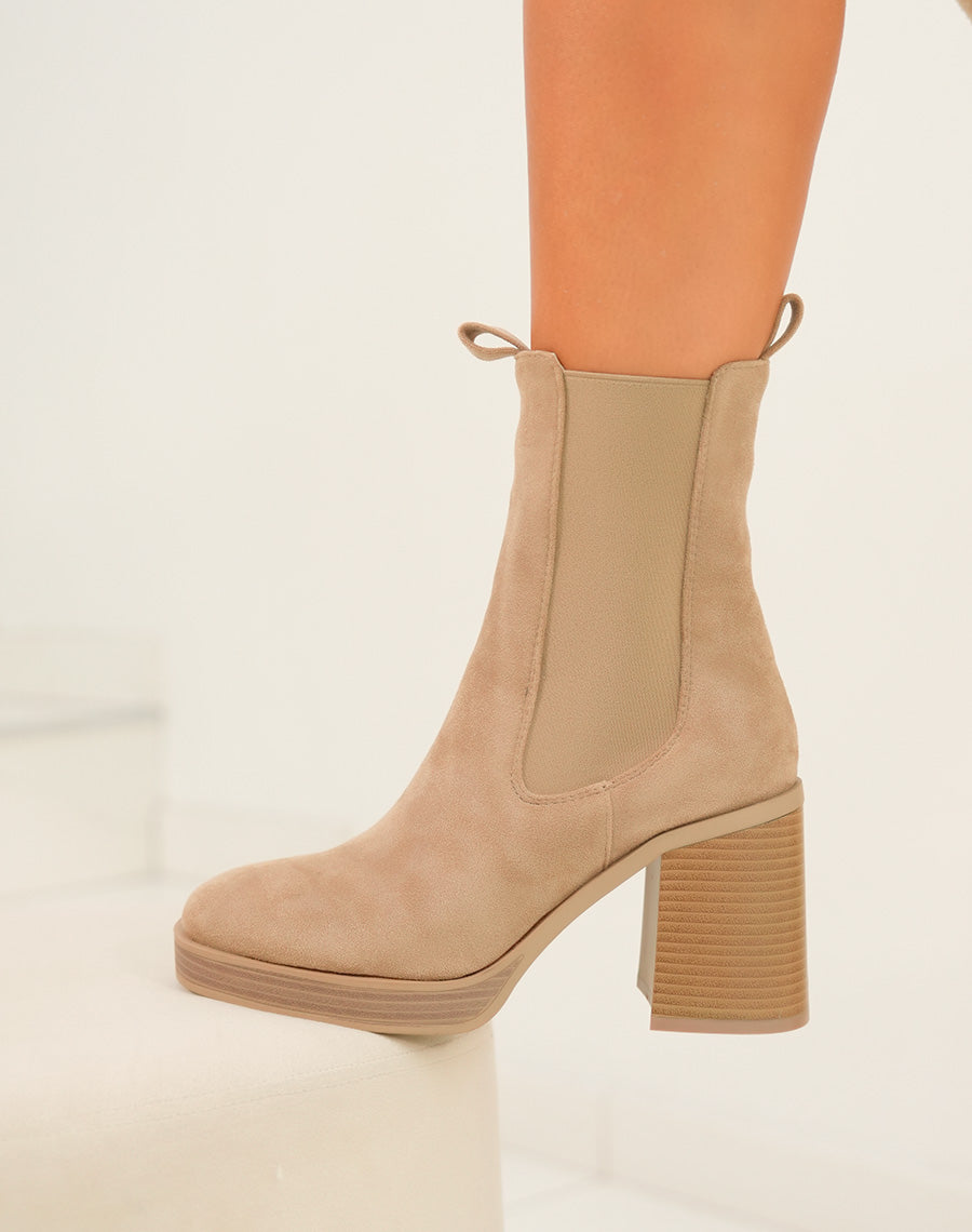 Bottines taupe clair en suédine montant style chelsea à talon