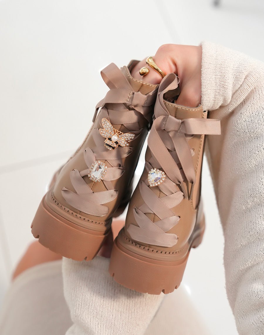 Bottines taupe femme style chelsea avec laçage décoratif et détails dorés