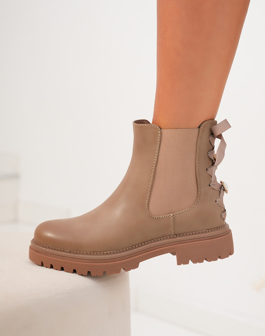 Bottines taupe femme style chelsea avec laçage décoratif et détails dorés