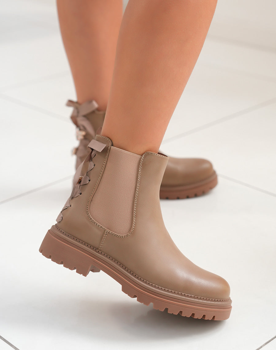 Bottines taupe femme style chelsea avec laçage décoratif et détails dorés