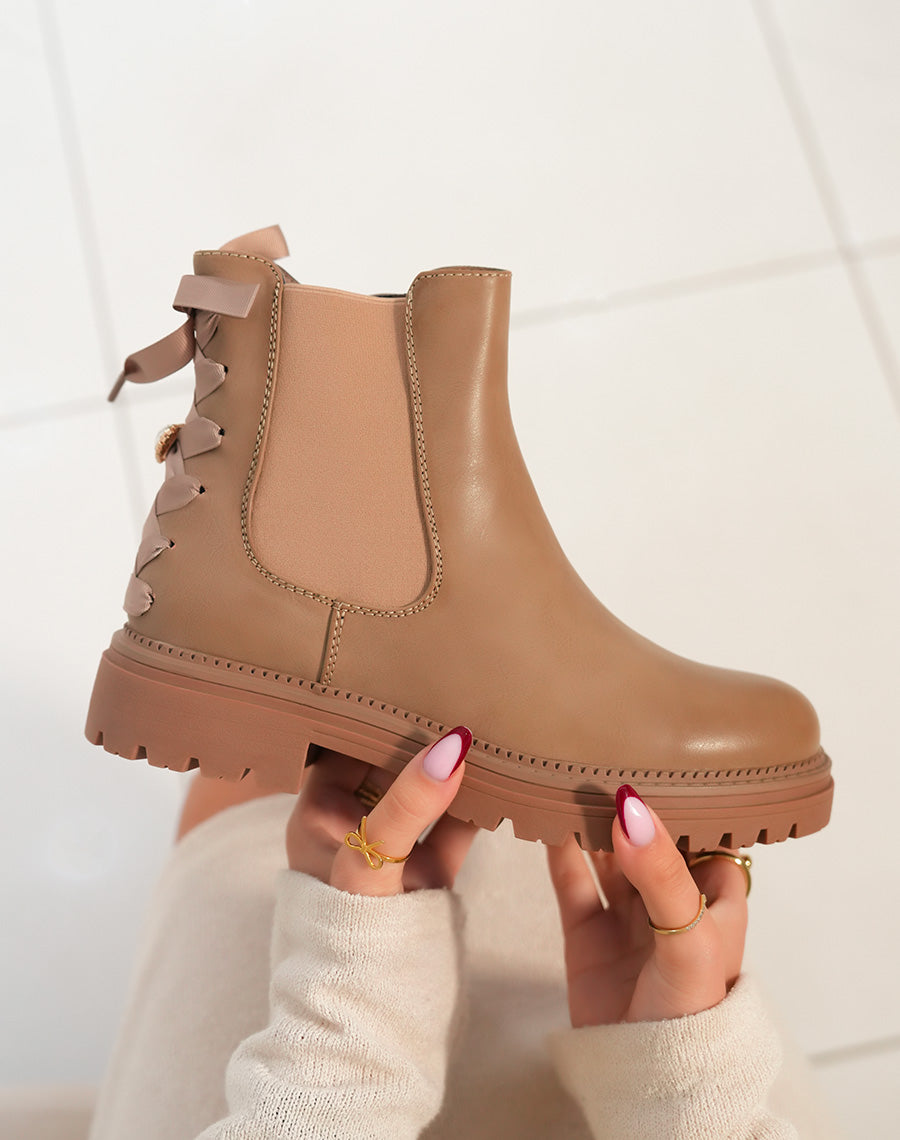 Bottines taupe femme style chelsea avec laçage décoratif et détails dorés