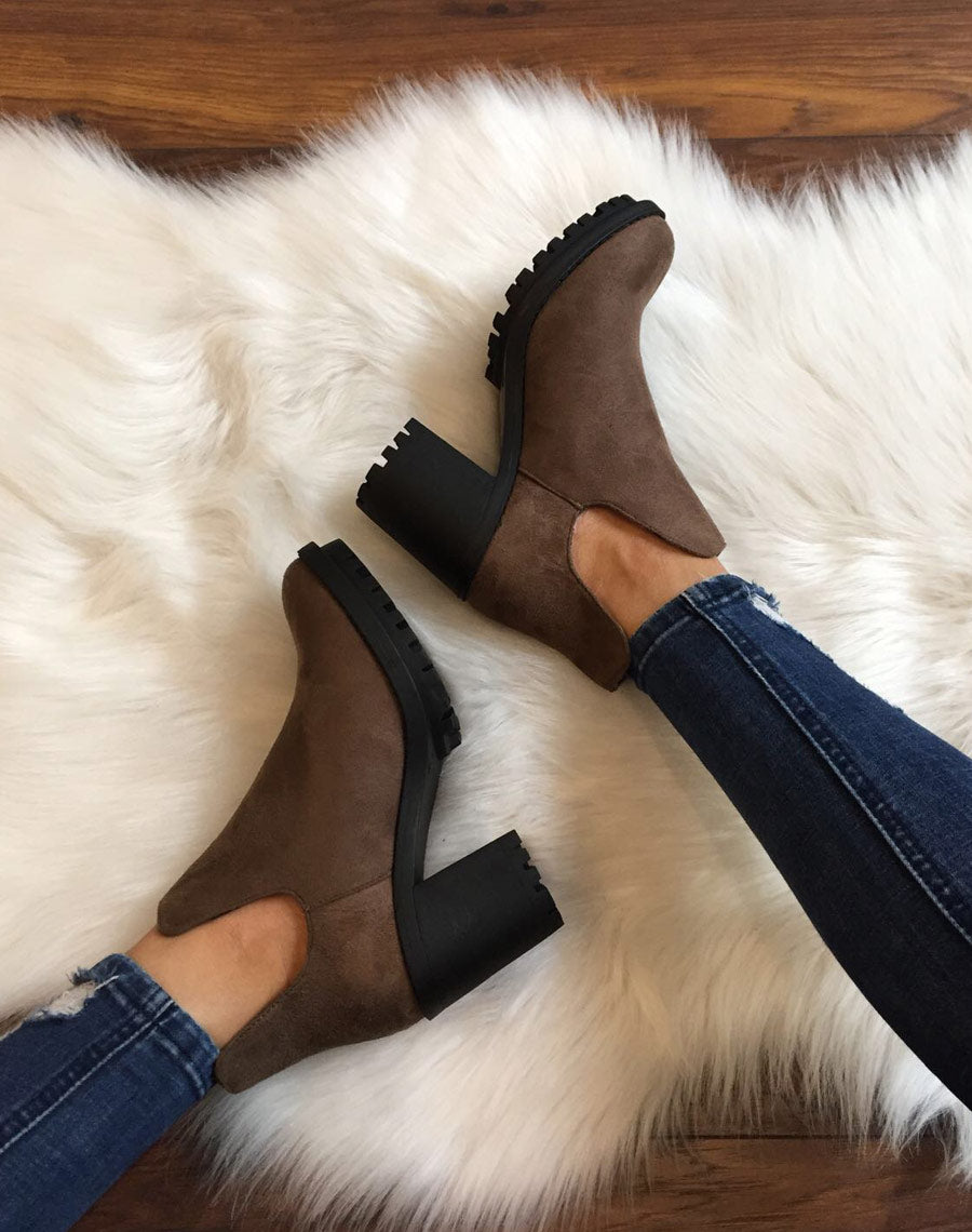 Bottines taupes ajourées et semelle crantée