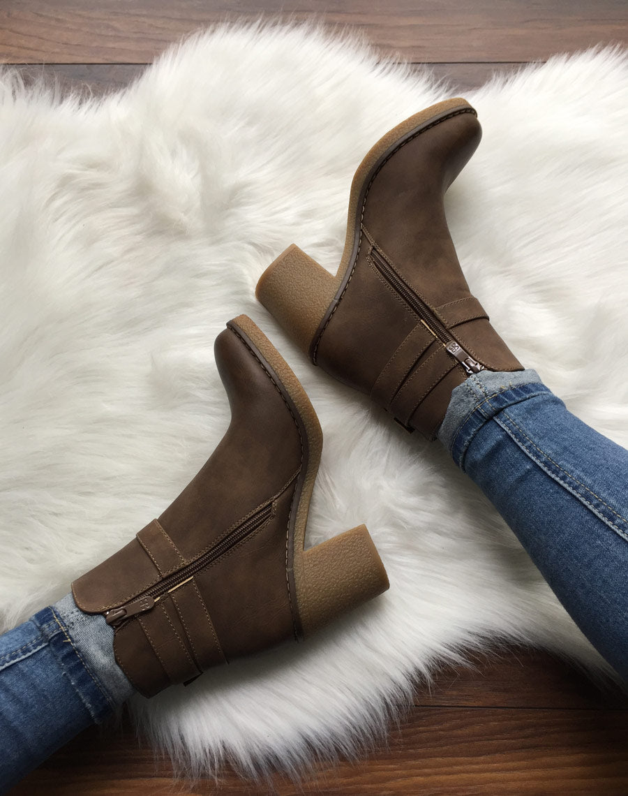 Bottines taupes effet vieilli à boucles