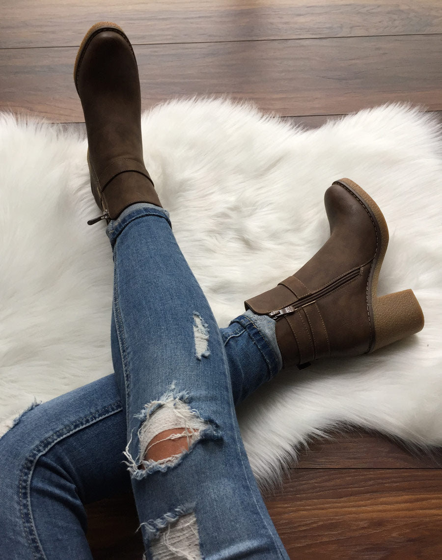 Bottines taupes effet vieilli à boucles