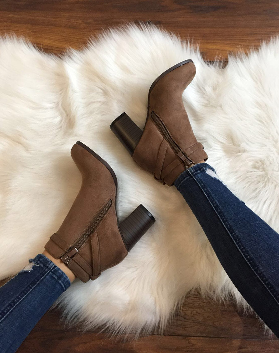 Bottines taupes en suédines à lanière décorative