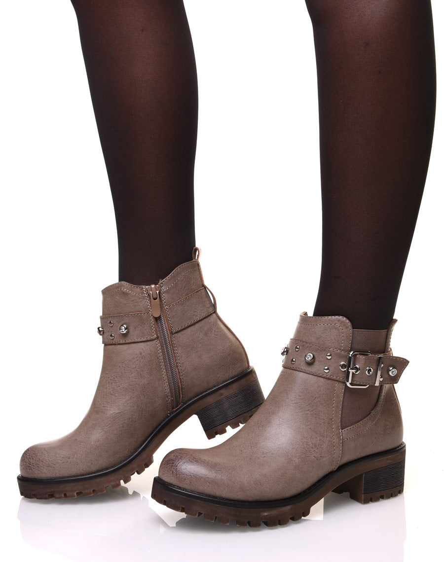 Bottines taupes à lanières ornées de strass et de petits clous