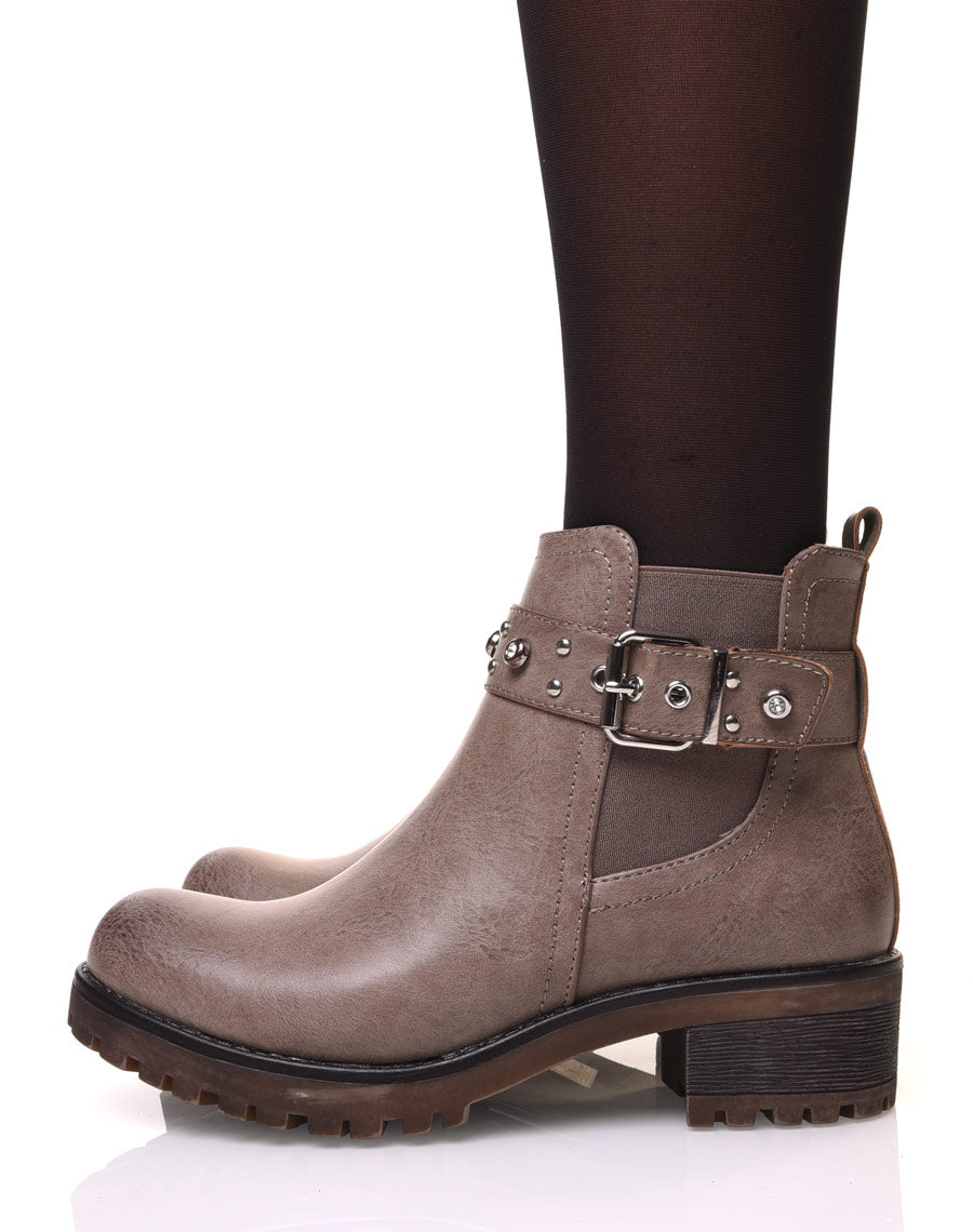 Bottines taupes à lanières ornées de strass et de petits clous