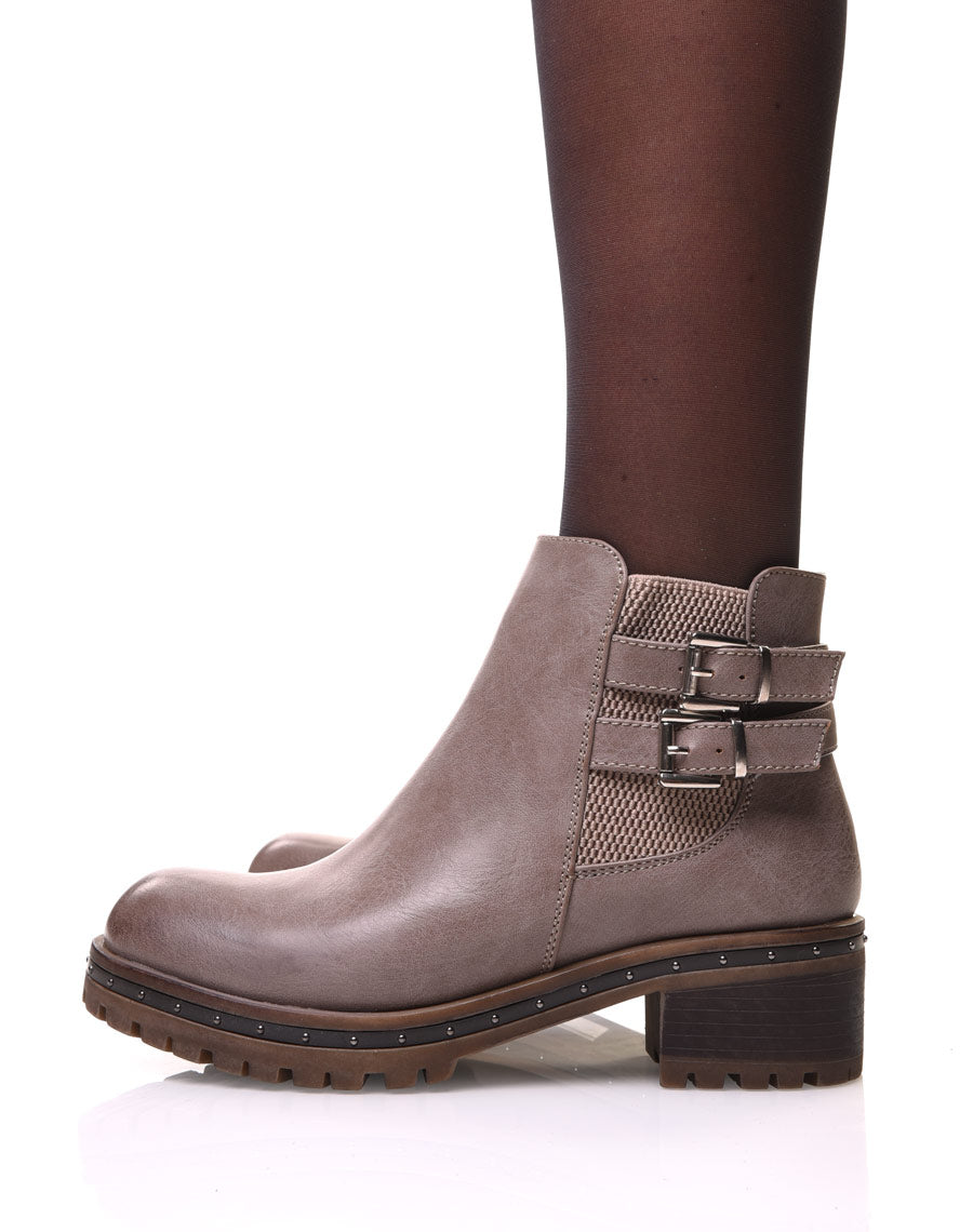 Bottines taupes à semelle crantée et cloutée