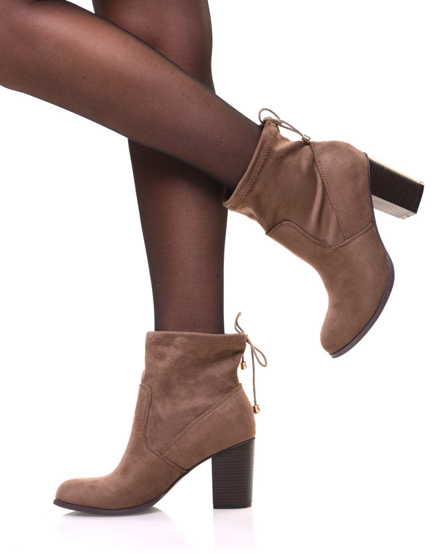 Bottines taupes souples en suédine à talons