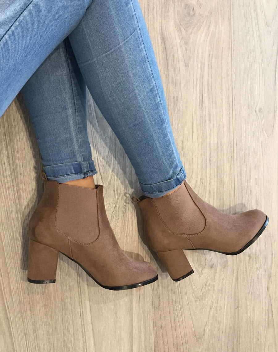 Bottines taupes à talon mi haut en suédine