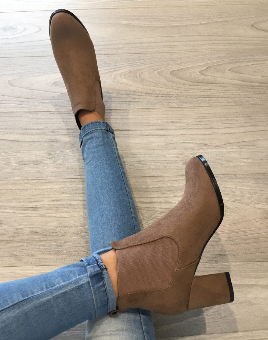 Bottines taupes à talon mi haut en suédine