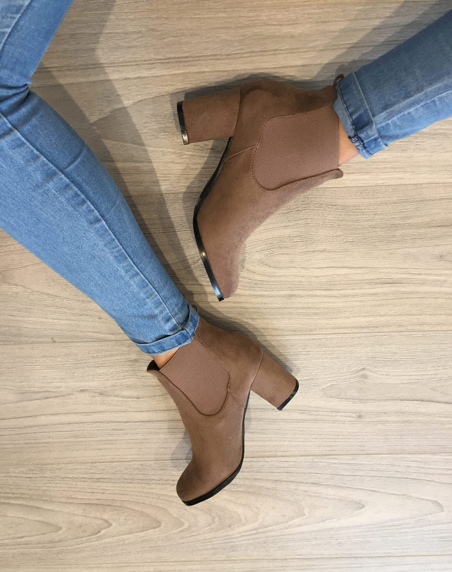 Bottines taupes à talon mi haut en suédine
