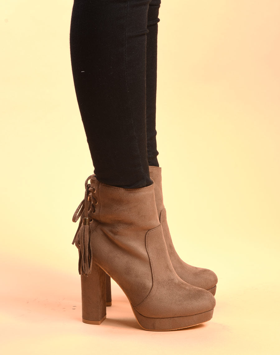 Bottines taupes à talons hauts et plateforme