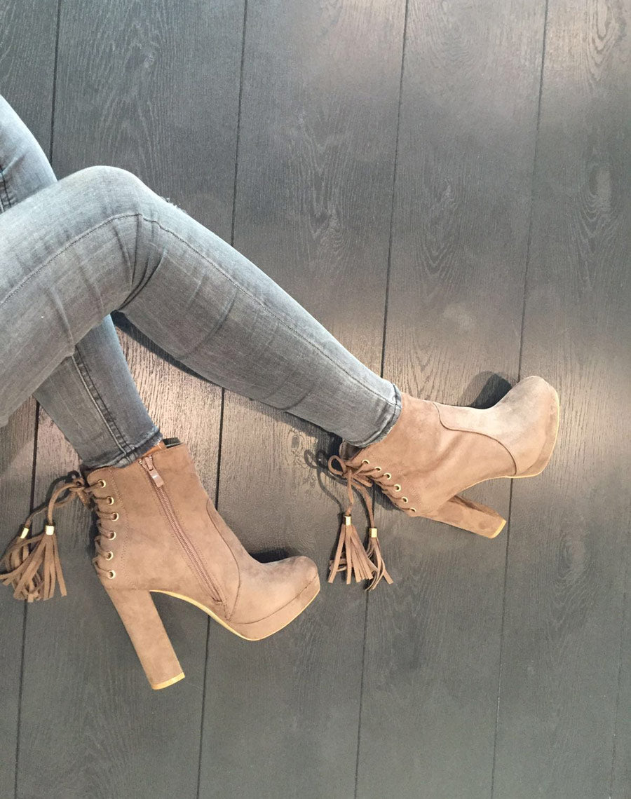 Bottines taupes à talons hauts et plateforme