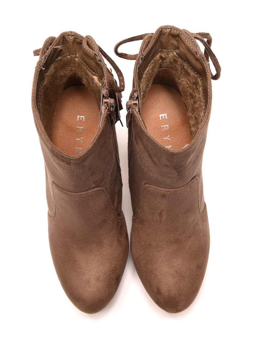 Bottines taupes à talons hauts et plateforme