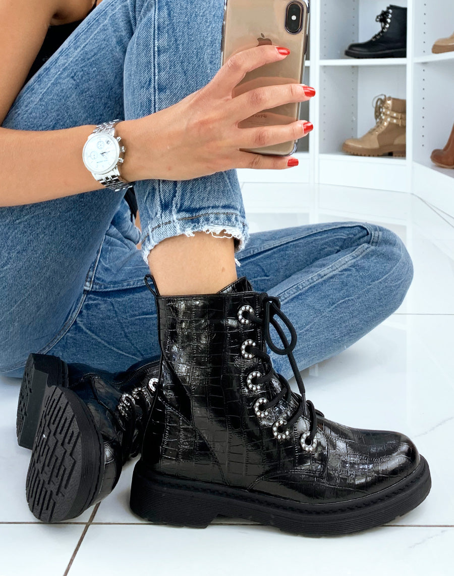 Bottines vernies noires croco à œillets