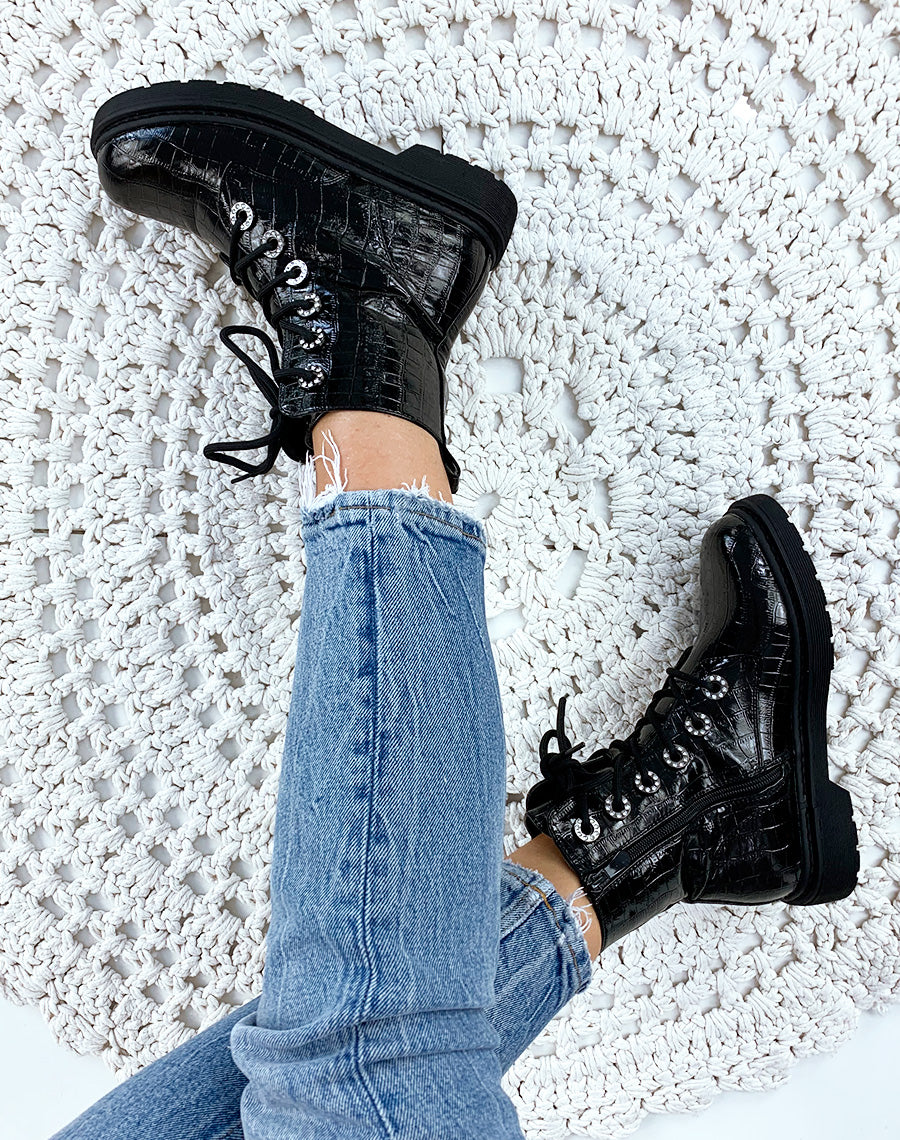 Bottines vernies noires croco à œillets