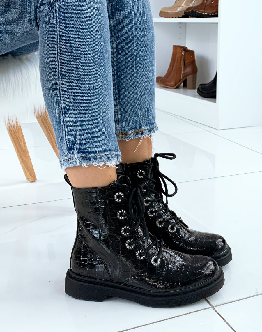 Bottines vernies noires croco à œillets