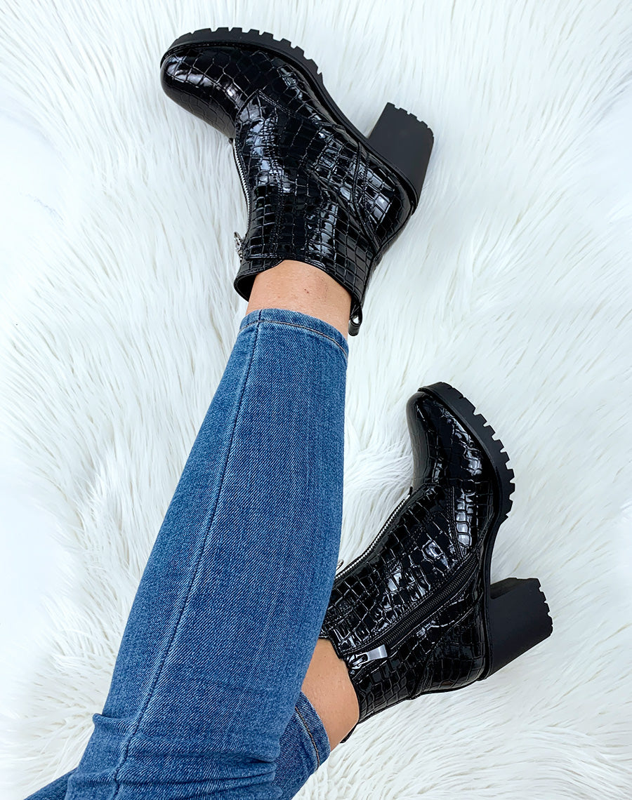 Bottines vernies noires effet croco à talon mi-haut