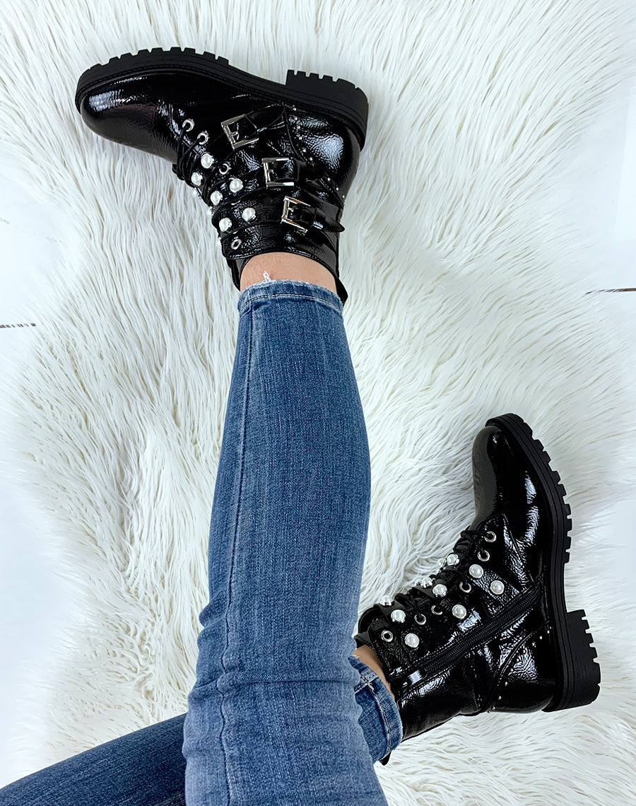 Bottines vernies noires ornées de perles