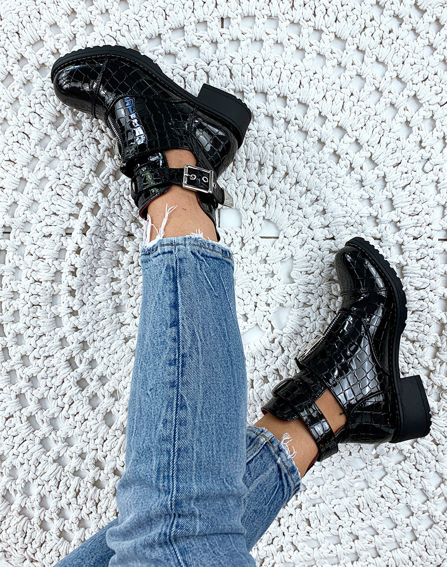 Bottines vernies noires ouverte en haut et à finition croco