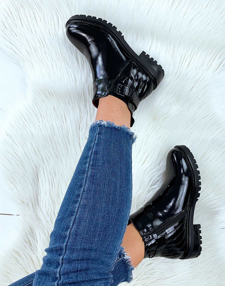 Bottines vernies noires à sangles et intérieur rouge