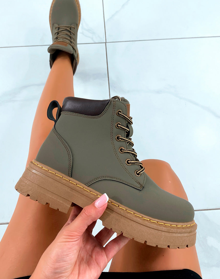 Bottines Vertes à Lacets : Audace et Confort