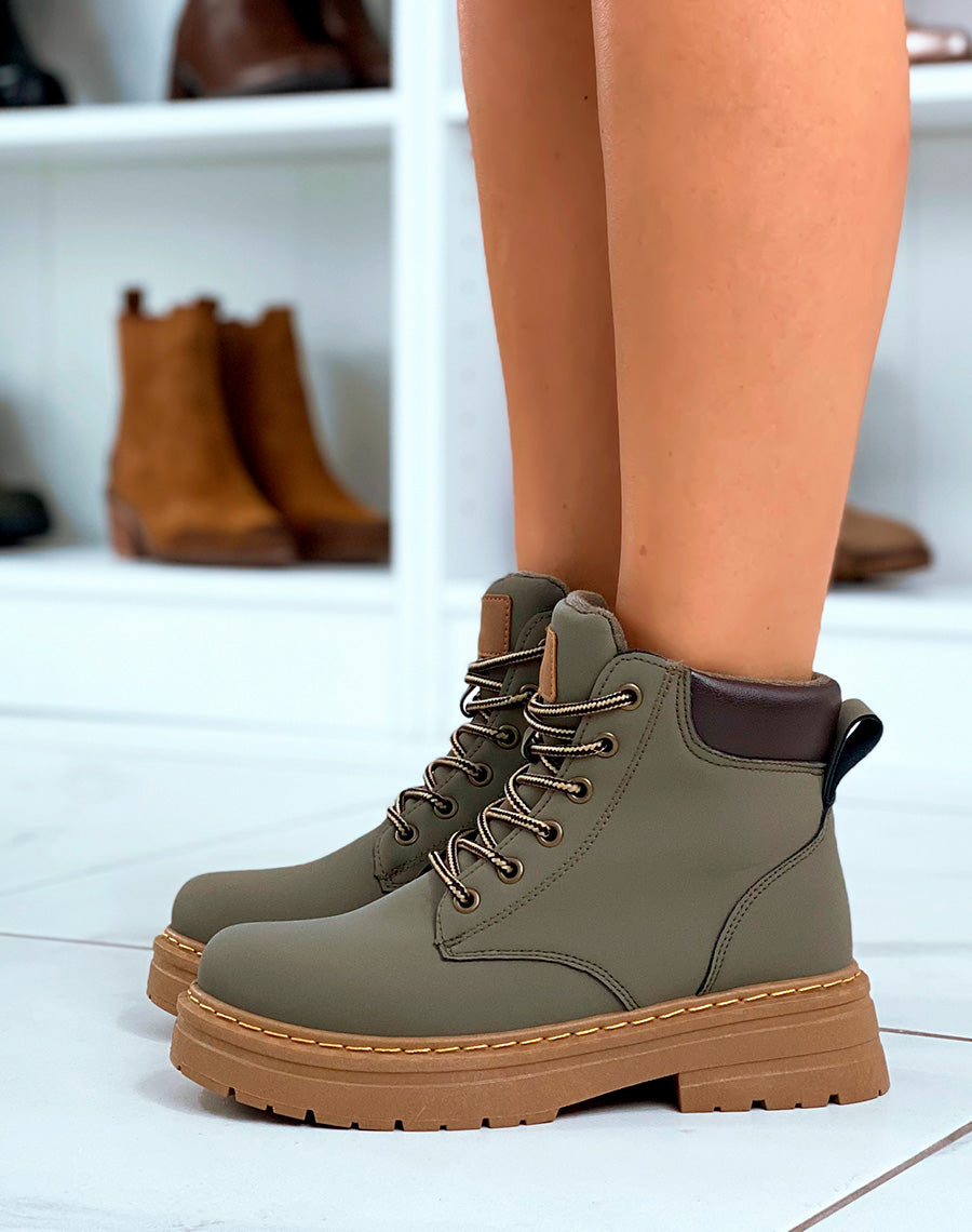 Bottines Vertes à Lacets : Audace et Confort