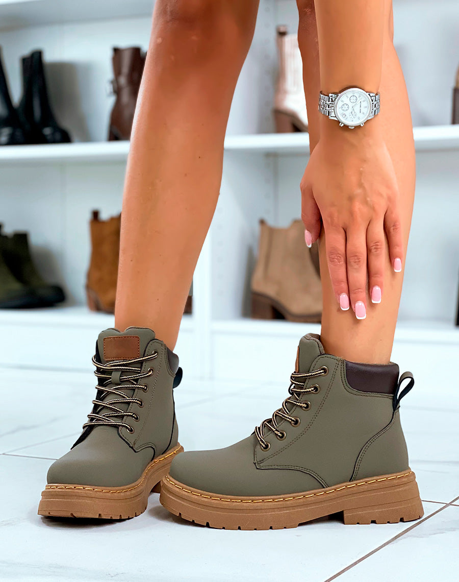 Bottines Vertes à Lacets : Audace et Confort